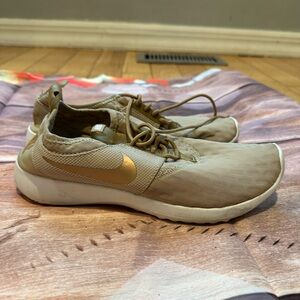 💛 Gold Nike sneakers 👟